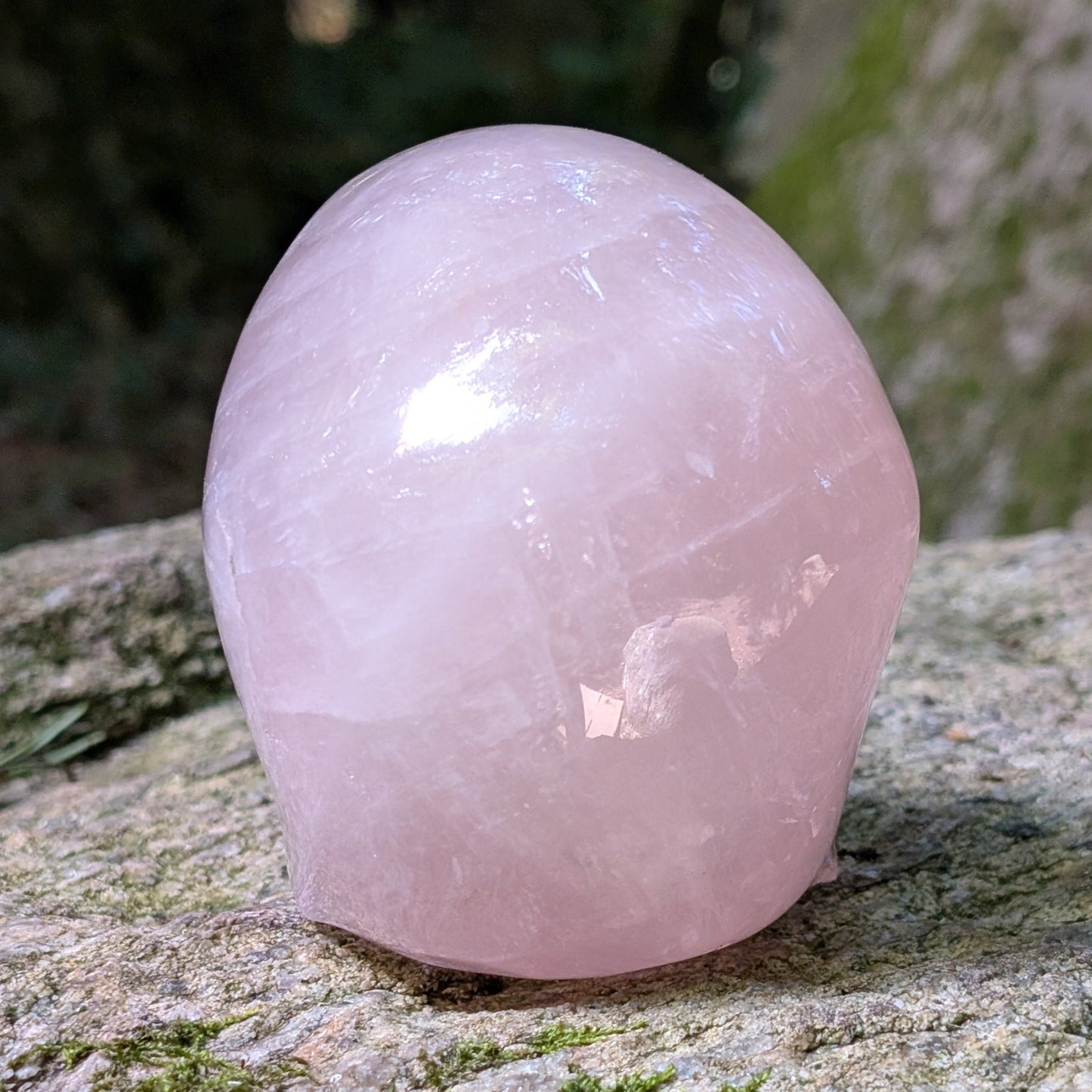 Kristallschädel "Herzensflüsterer" aus milchig-rosa Rosenquarz.