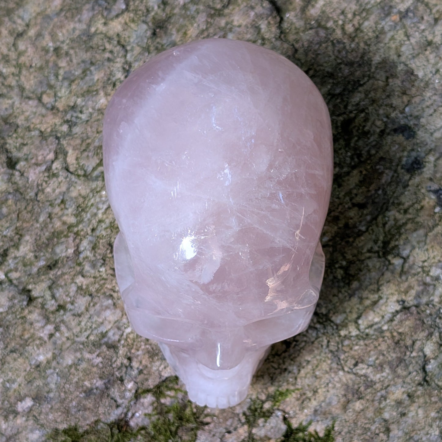 Kristallschädel "Herzensflüsterer" aus milchig-rosa Rosenquarz.