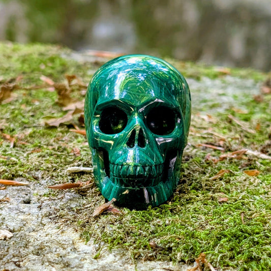 Kristallschädel "Herzmens Wandler" aus grünem Malachit mit Mustern.