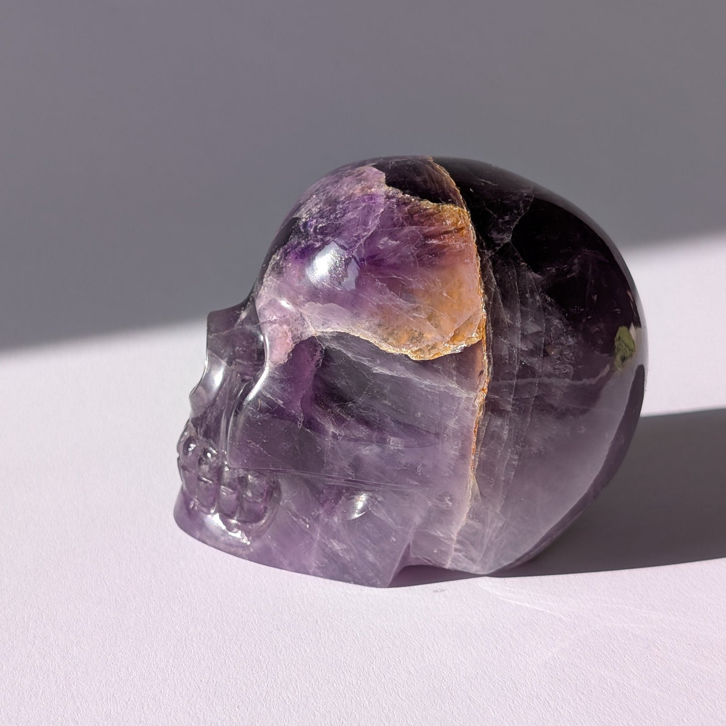 Kristallschädel "Isvertai" (675g) aus violettem Amethyst mit inneren Strukturen.