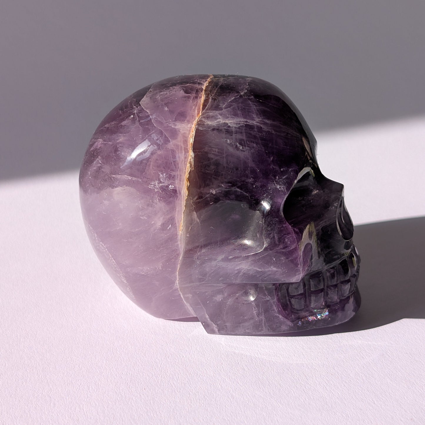 Kristallschädel "Isvertai" (675g) aus violettem Amethyst mit inneren Strukturen.
