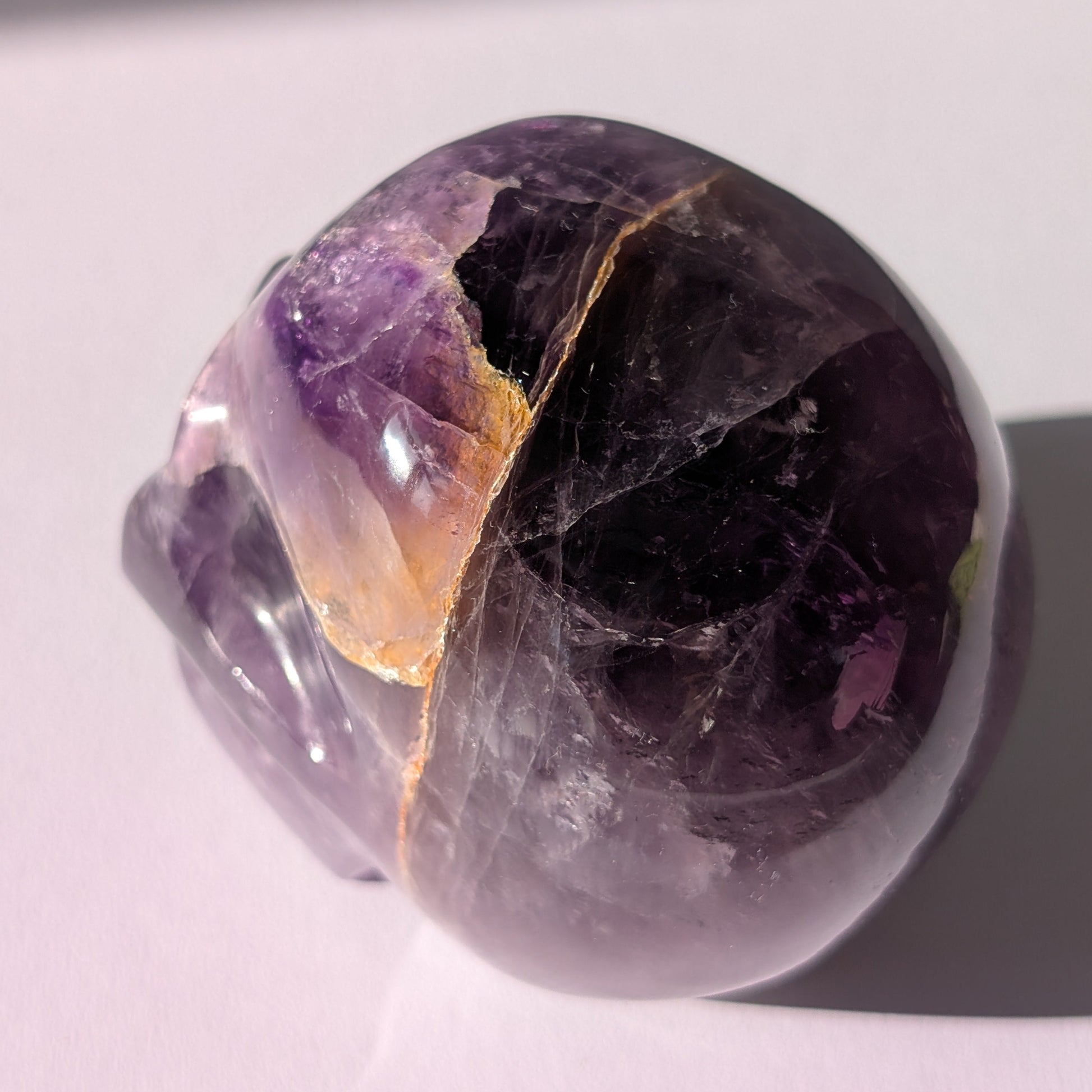 Kristallschädel "Isvertai" (675g) aus violettem Amethyst mit inneren Strukturen.