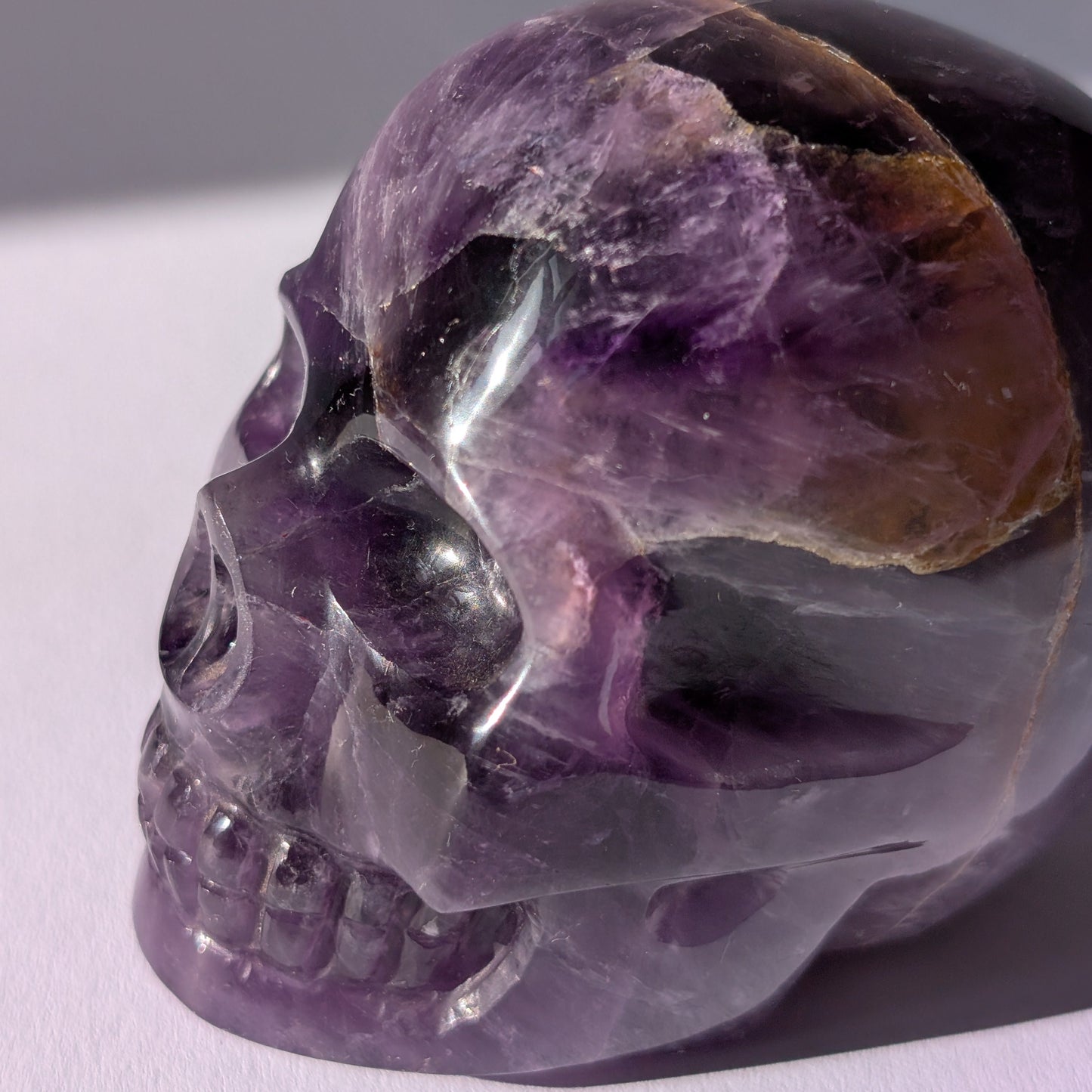 Kristallschädel "Isvertai" (675g) aus violettem Amethyst mit inneren Strukturen.