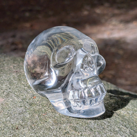 Kristallschädel "Klarheitshüter" aus klarem Quarzglas.