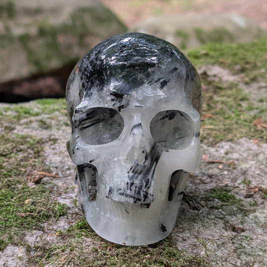 Kristallschädel "Kristallwächter" aus Turmalin-Quarz mit schwarzen Nadel-Einschlüssen.