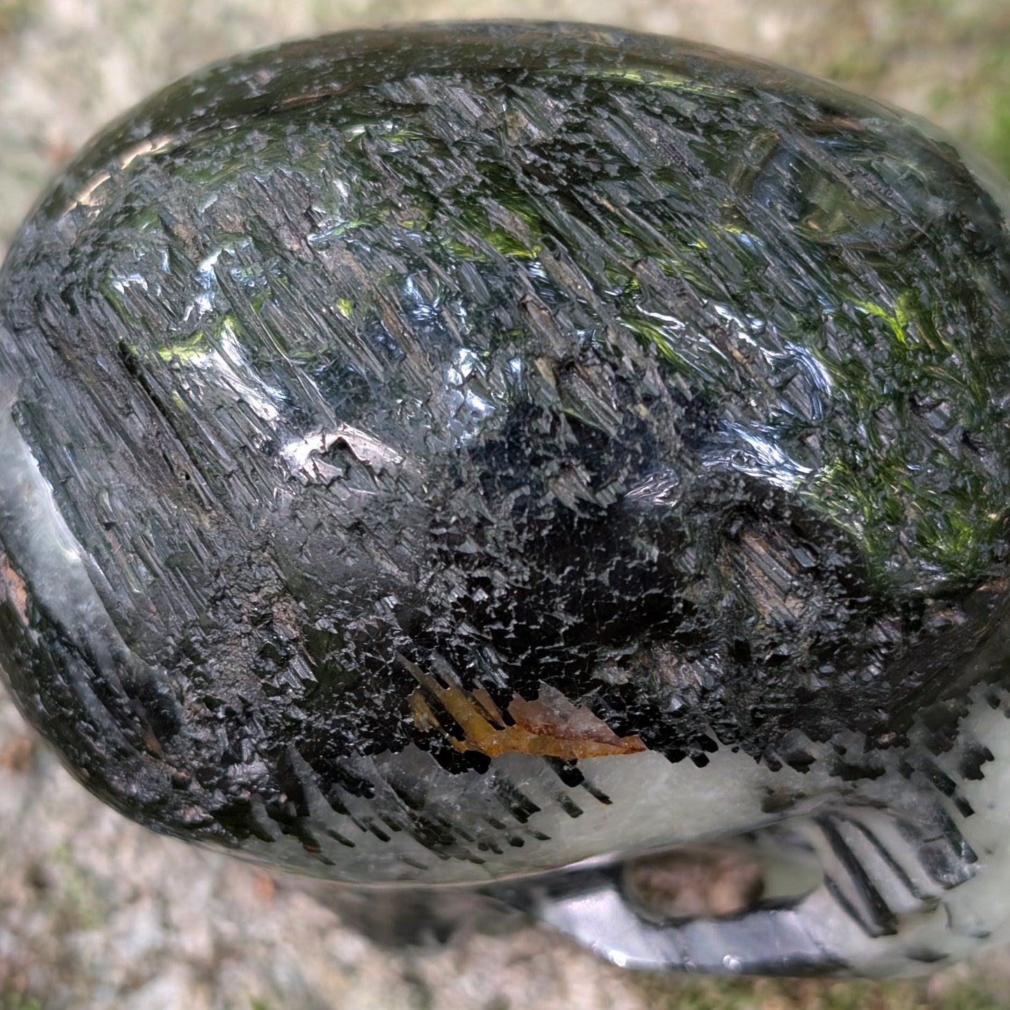 Kristallschädel "Kristallwächter" aus Turmalin-Quarz mit schwarzen Nadel-Einschlüssen.