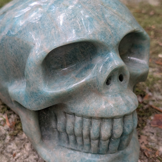 Kristallschädel "Meeresflüstern" aus Amazonit mit blau-grüner Maserung.