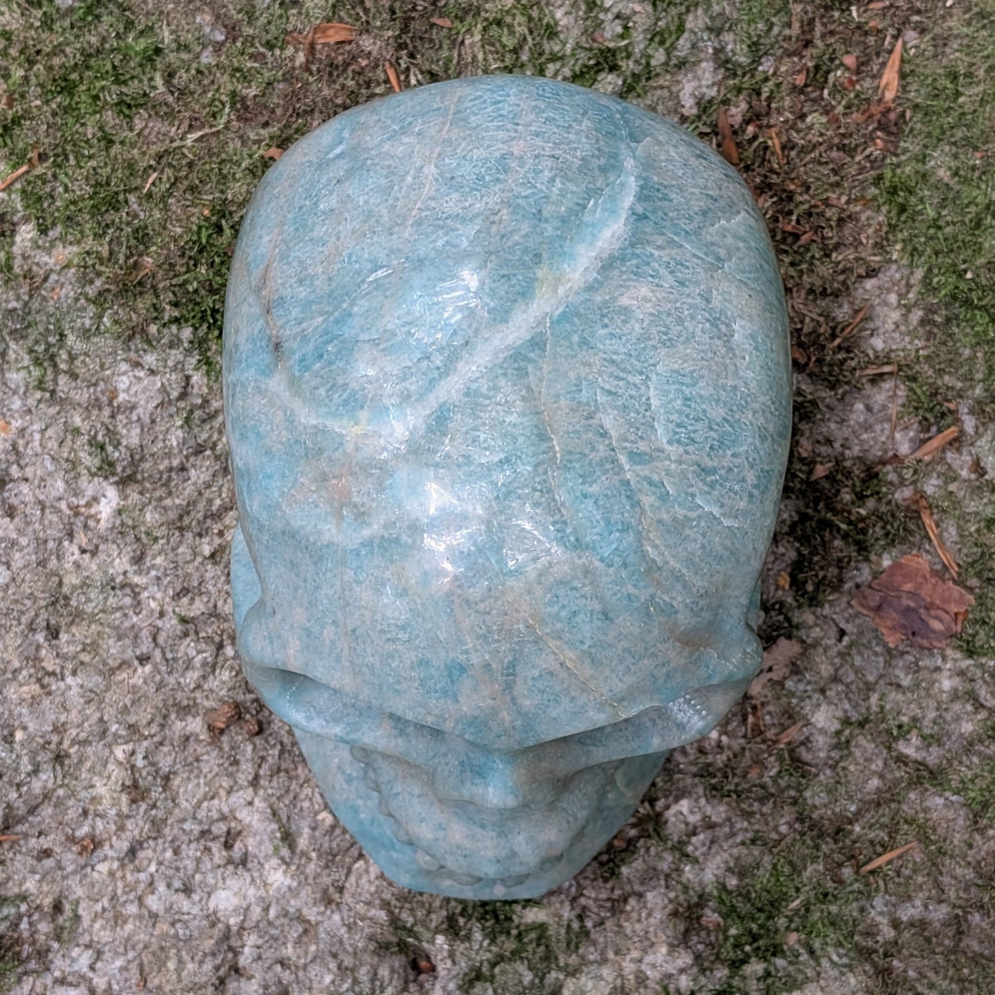 Kristallschädel "Meeresflüstern" aus Amazonit mit blau-grüner Maserung.