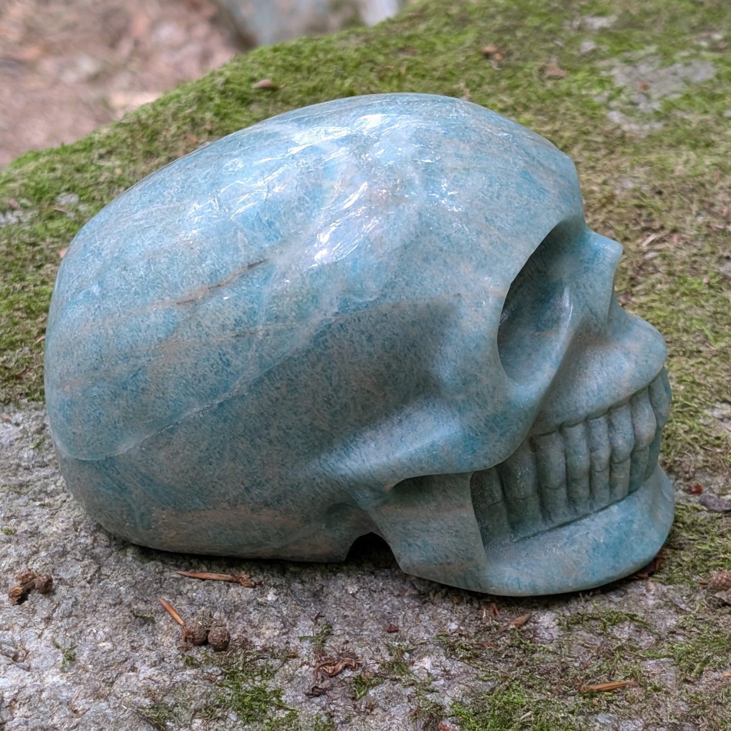 Kristallschädel "Meeresflüstern" aus Amazonit mit blau-grüner Maserung.