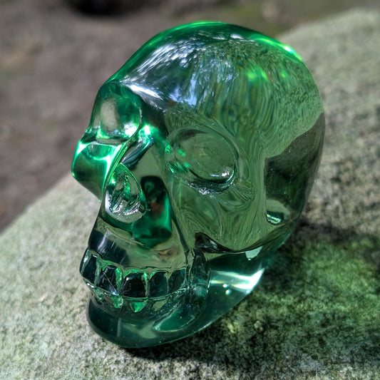 Kristallschädel "Meister der Natur" aus klarem, grünem Quarzglas.
