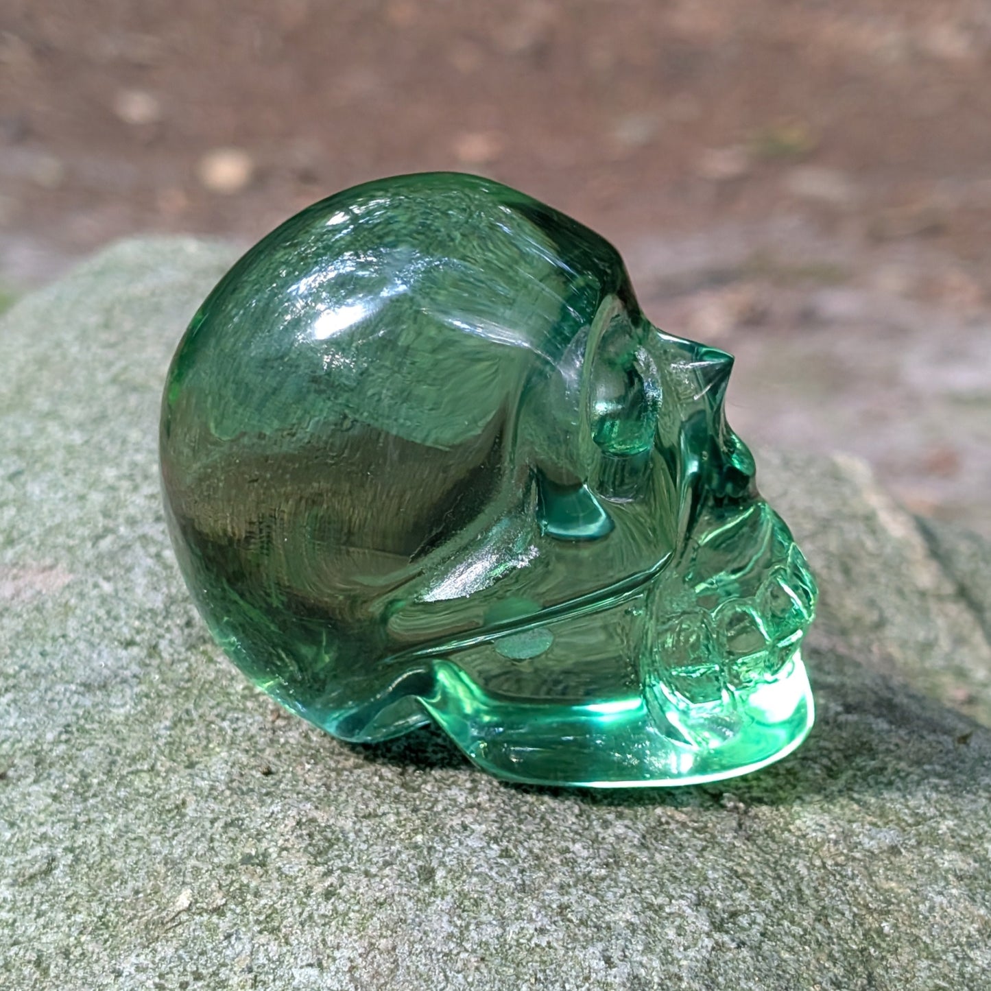 Kristallschädel "Meister der Natur" aus klarem, grünem Quarzglas.