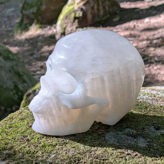 Kristallschädel "Mondgeist" aus milchig-weißem Quarz.