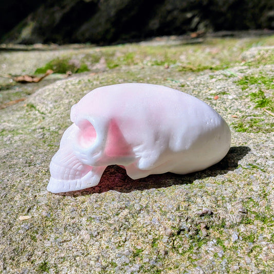 Kristallschädel "Mondlicht-Seele" aus Opallith, milchig-weiß mit blauem Schimmer.