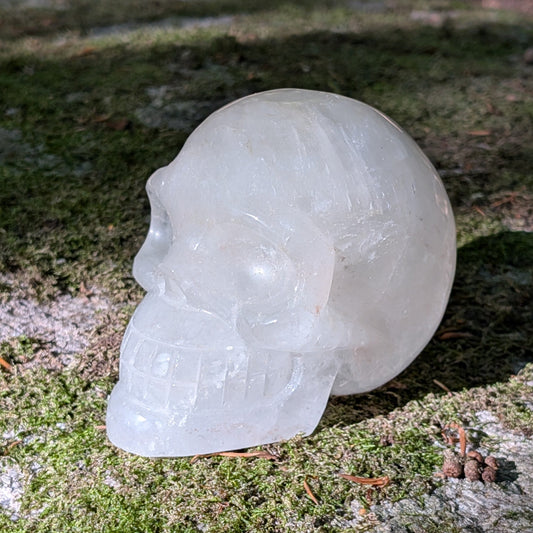 Kristallschädel "Mondlicht" aus milchigem Quarz.