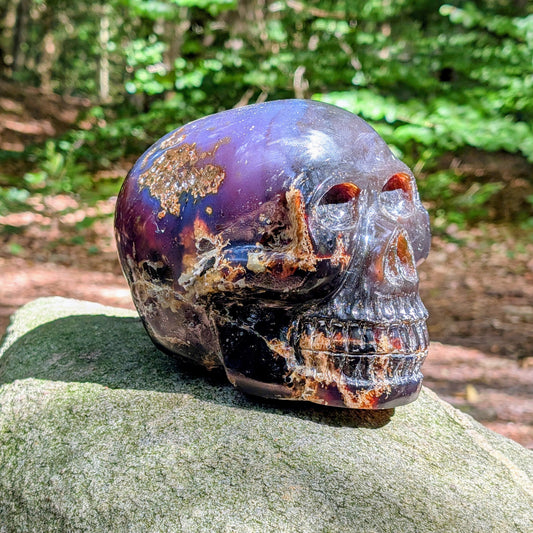 Kristallschädel "Ozean-Mystiker" aus blauem Bernstein.