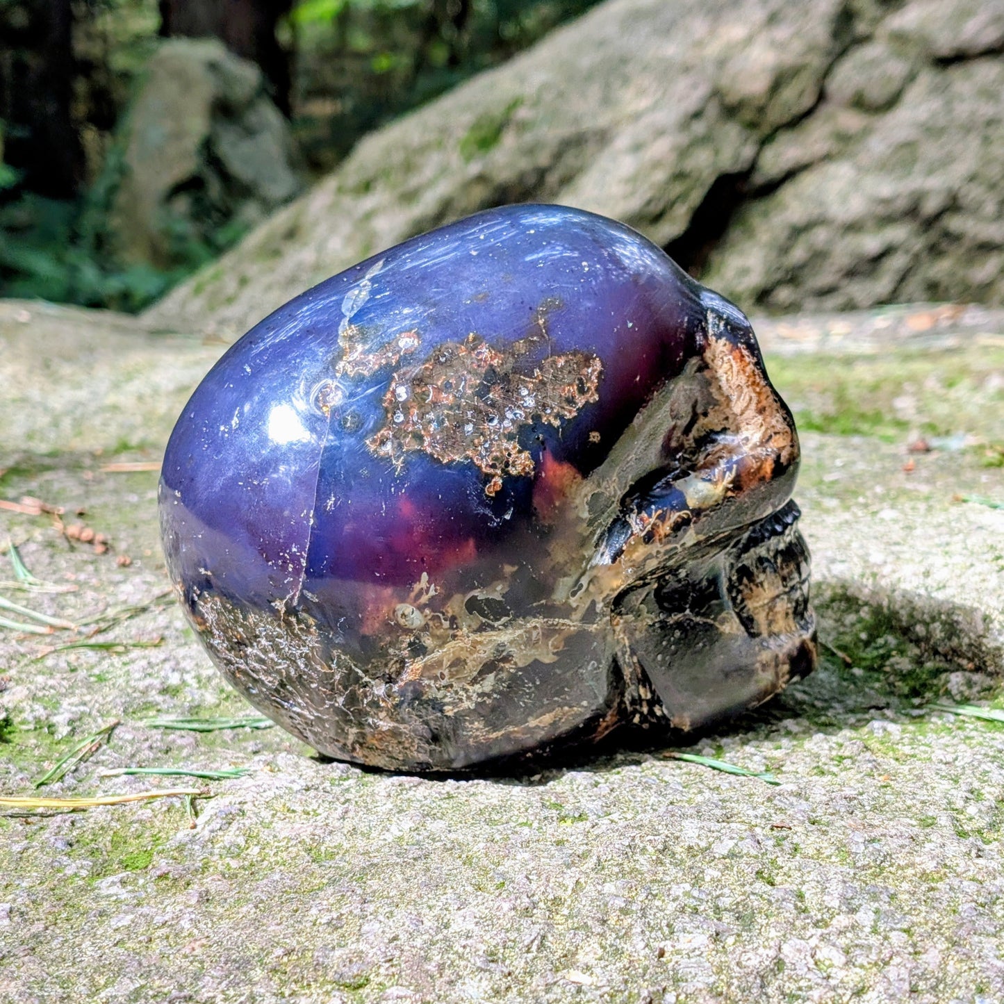 Kristallschädel "Ozean-Mystiker" aus blauem Bernstein.