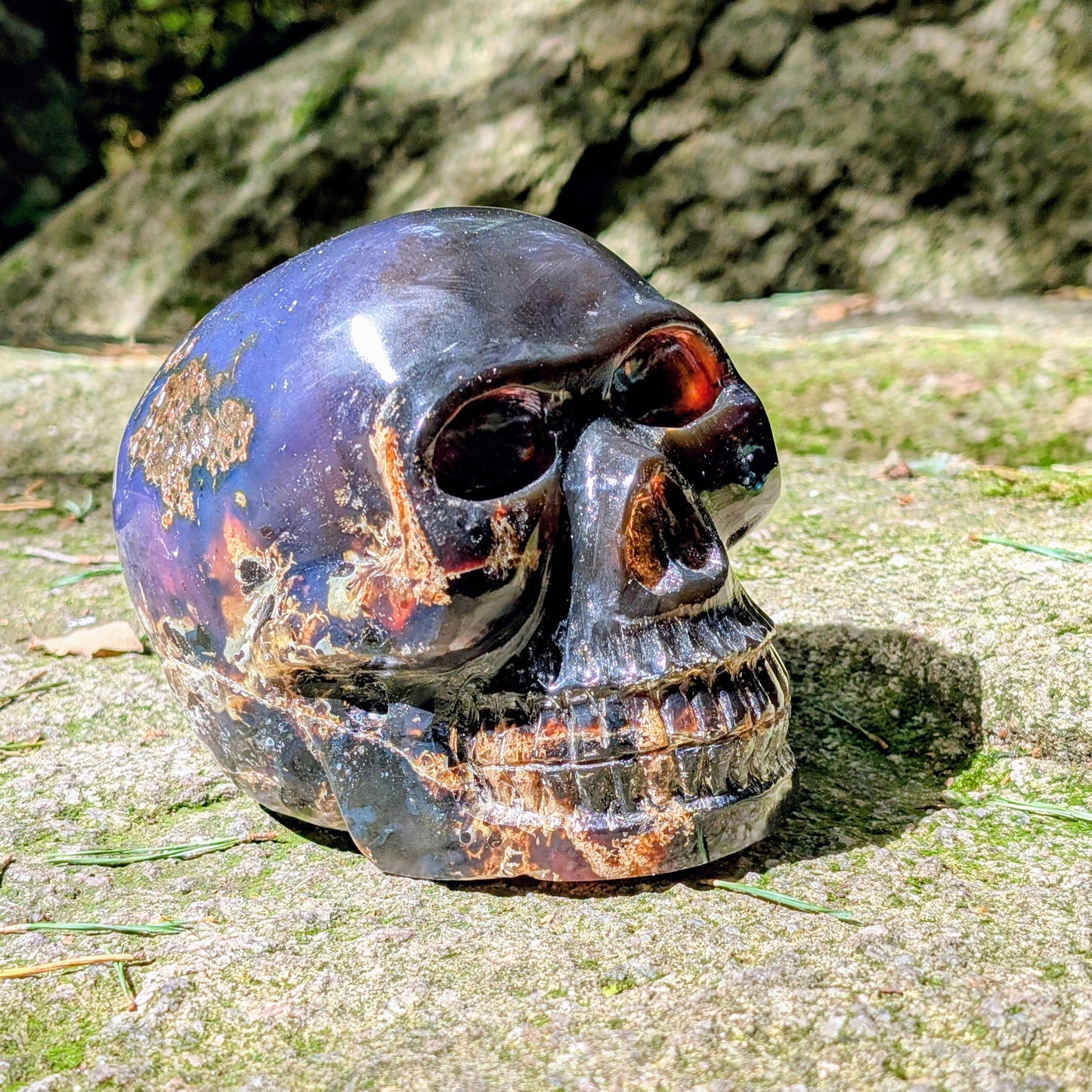 Kristallschädel "Ozean-Mystiker" aus blauem Bernstein.