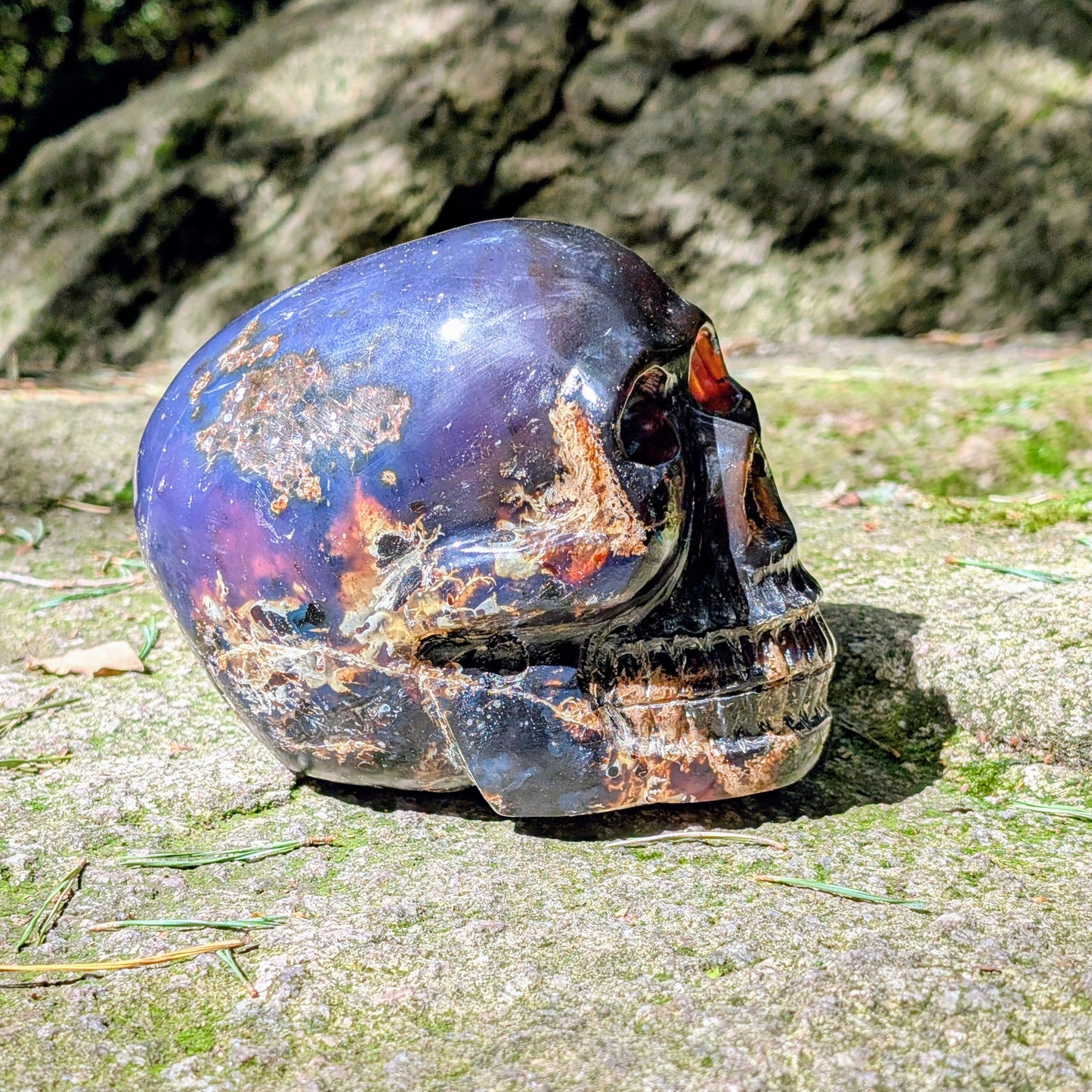 Kristallschädel "Ozean-Mystiker" aus blauem Bernstein.