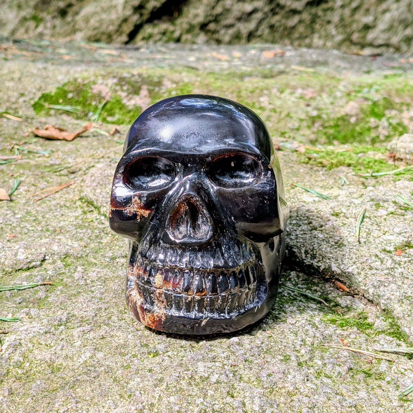 Kristallschädel "Ozean-Mystiker" aus blauem Bernstein.
