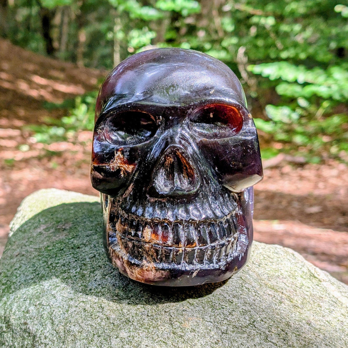 Kristallschädel "Ozean-Mystiker" aus blauem Bernstein.