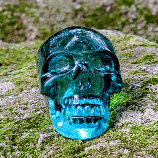 Kristallschädel "Ozeanseele" aus türkisfarbenem Quarzglas.