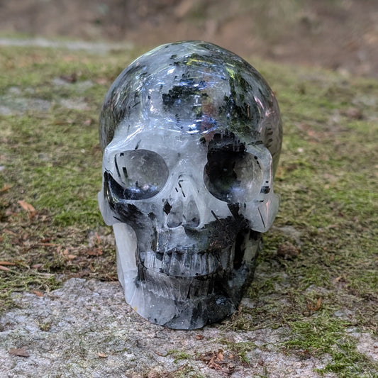 Kristallschädel "Polarwächter" aus Turmalin-Quarz mit schwarzen Nadel-Einschlüssen.