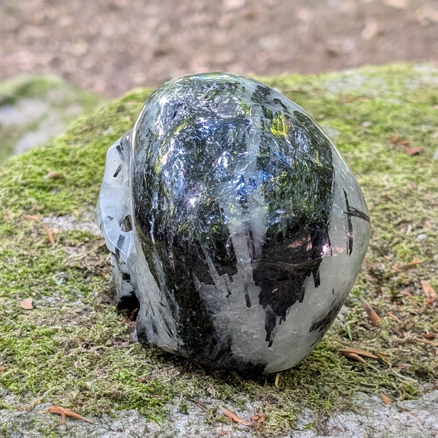 Kristallschädel "Polarwächter" aus Turmalin-Quarz mit schwarzen Nadel-Einschlüssen.