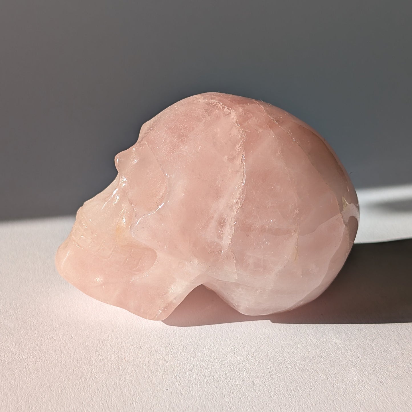 Kristallschädel "Sairun" (434g) aus zartrosa Rosenquarz im Seitenprofil.
