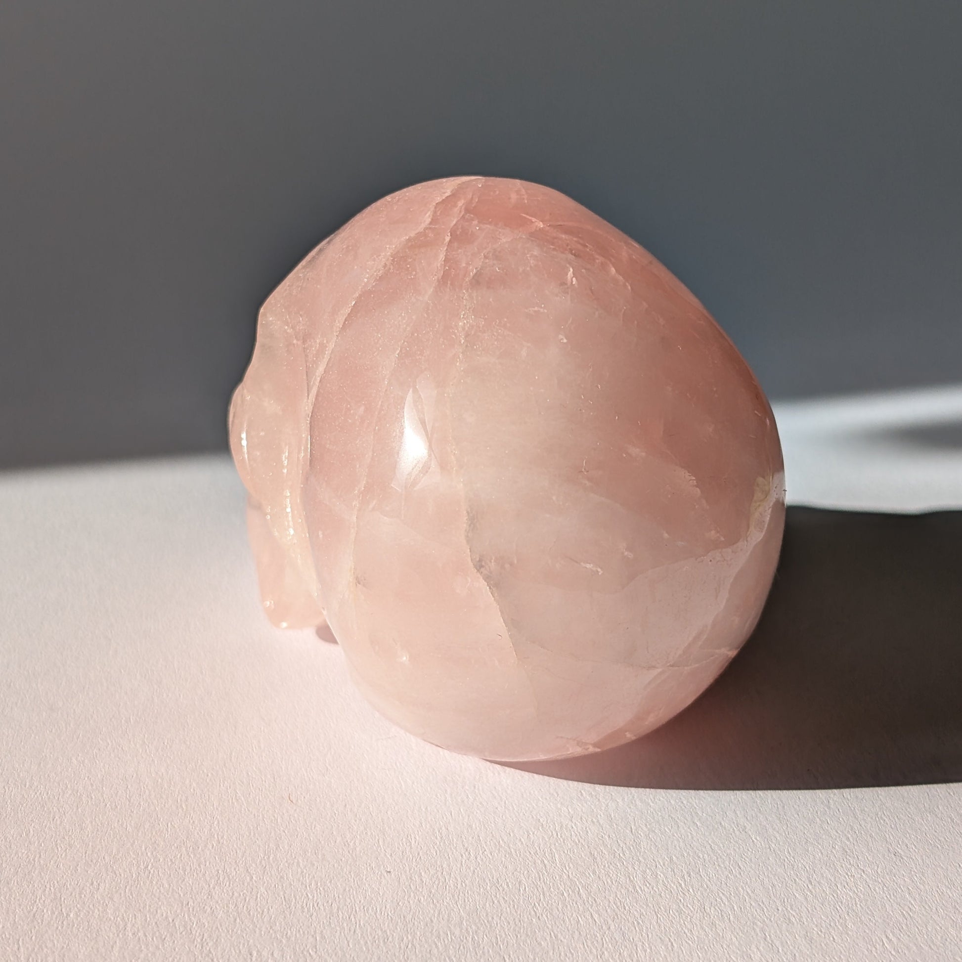 Kristallschädel "Sairun" (434g) aus zartrosa Rosenquarz im Seitenprofil.