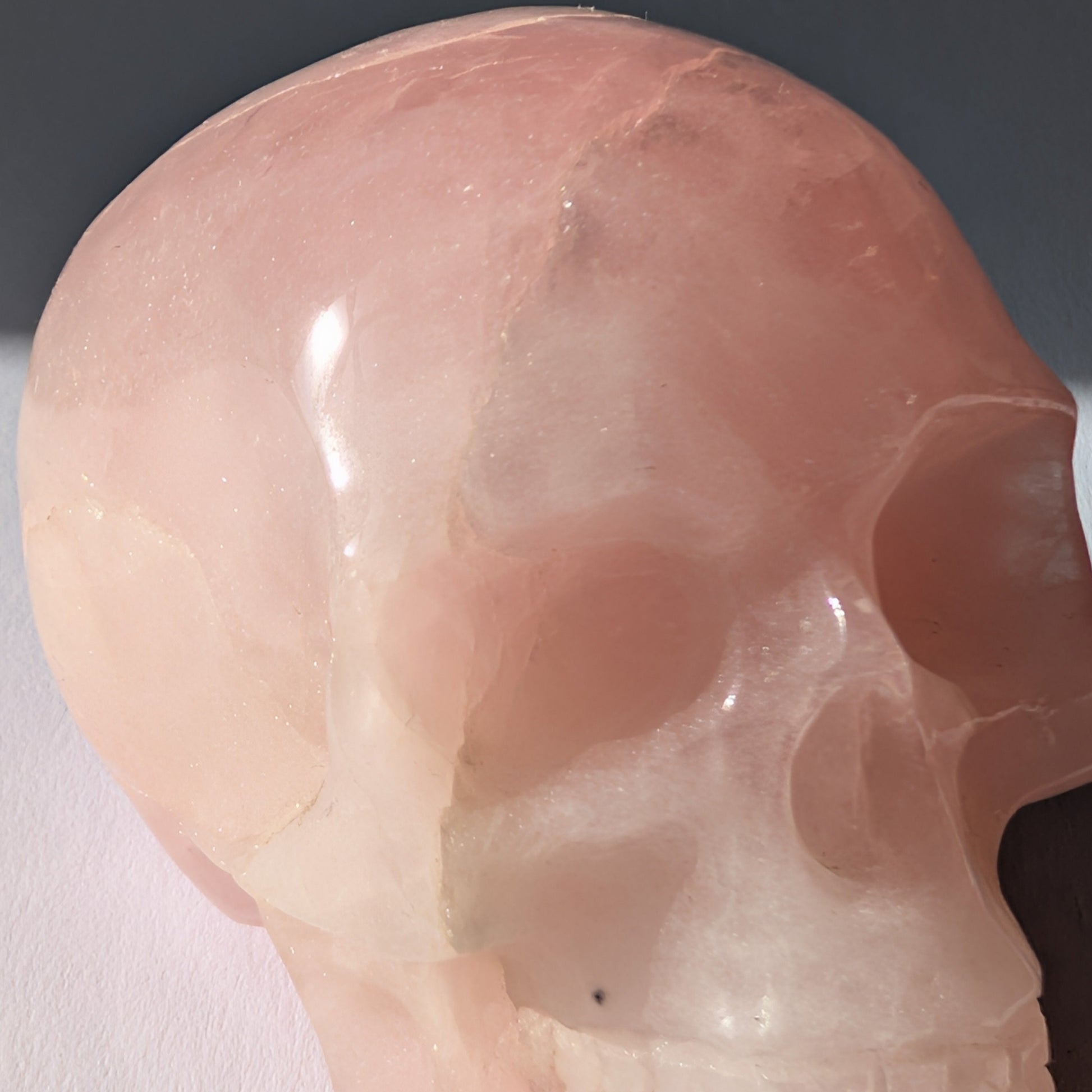 Kristallschädel "Sairun" (434g) aus zartrosa Rosenquarz im Seitenprofil.