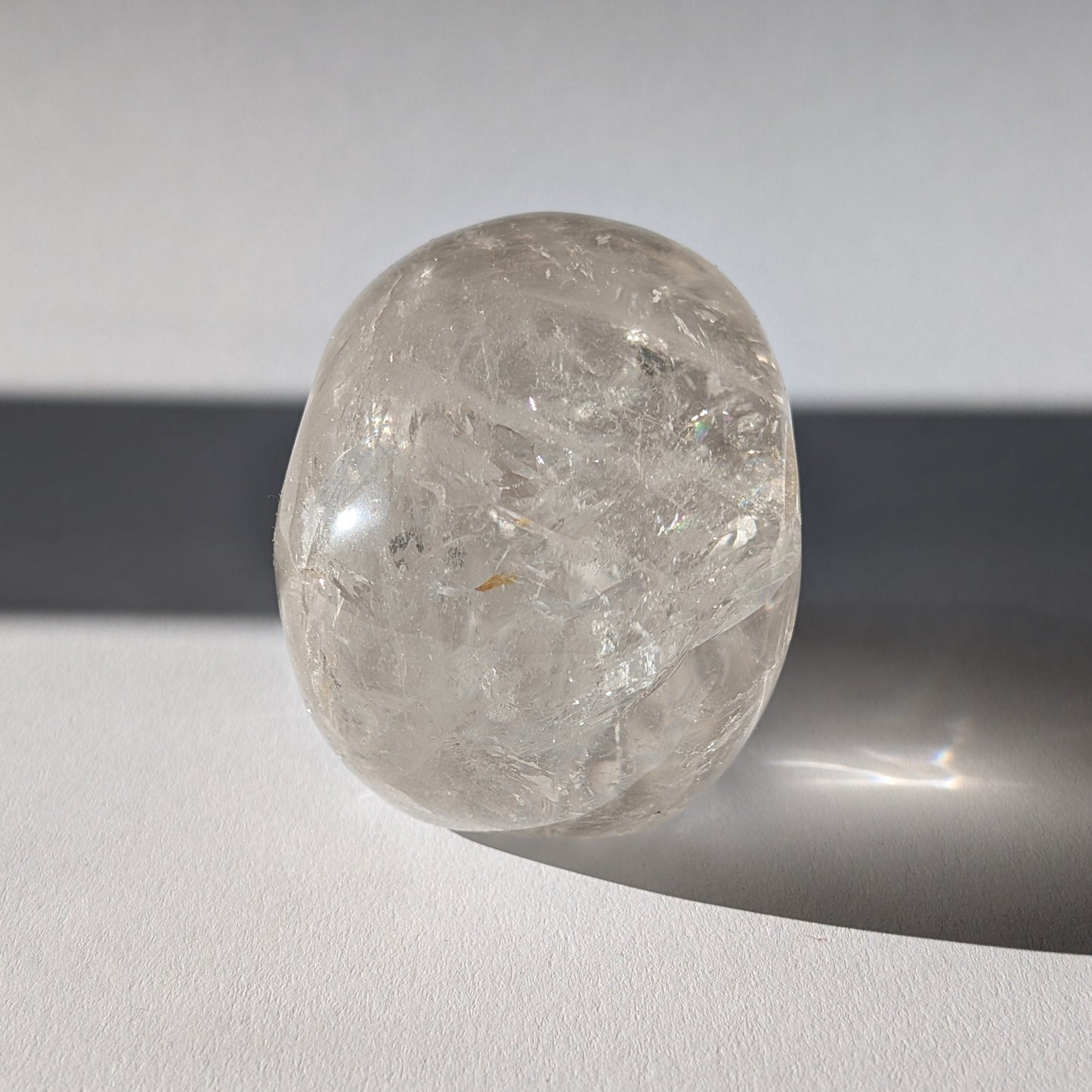 Kristallschädel "Sayir" (342g) aus klarem Bergkristall mit inneren Lichtreflexionen.