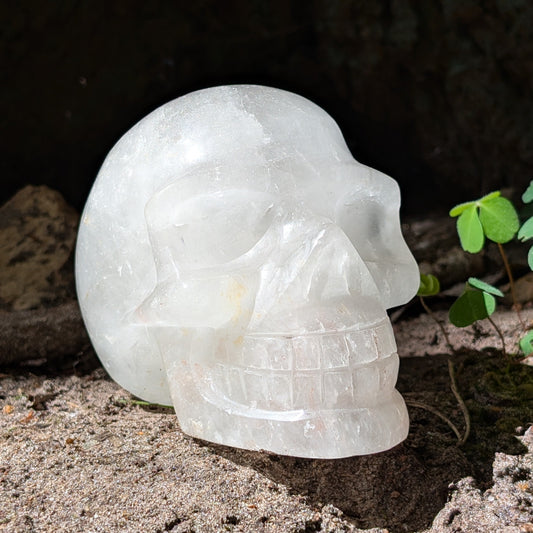 Kristallschädel "Schamane des Lichts" aus Bergkristall oder milchigem Quarz.