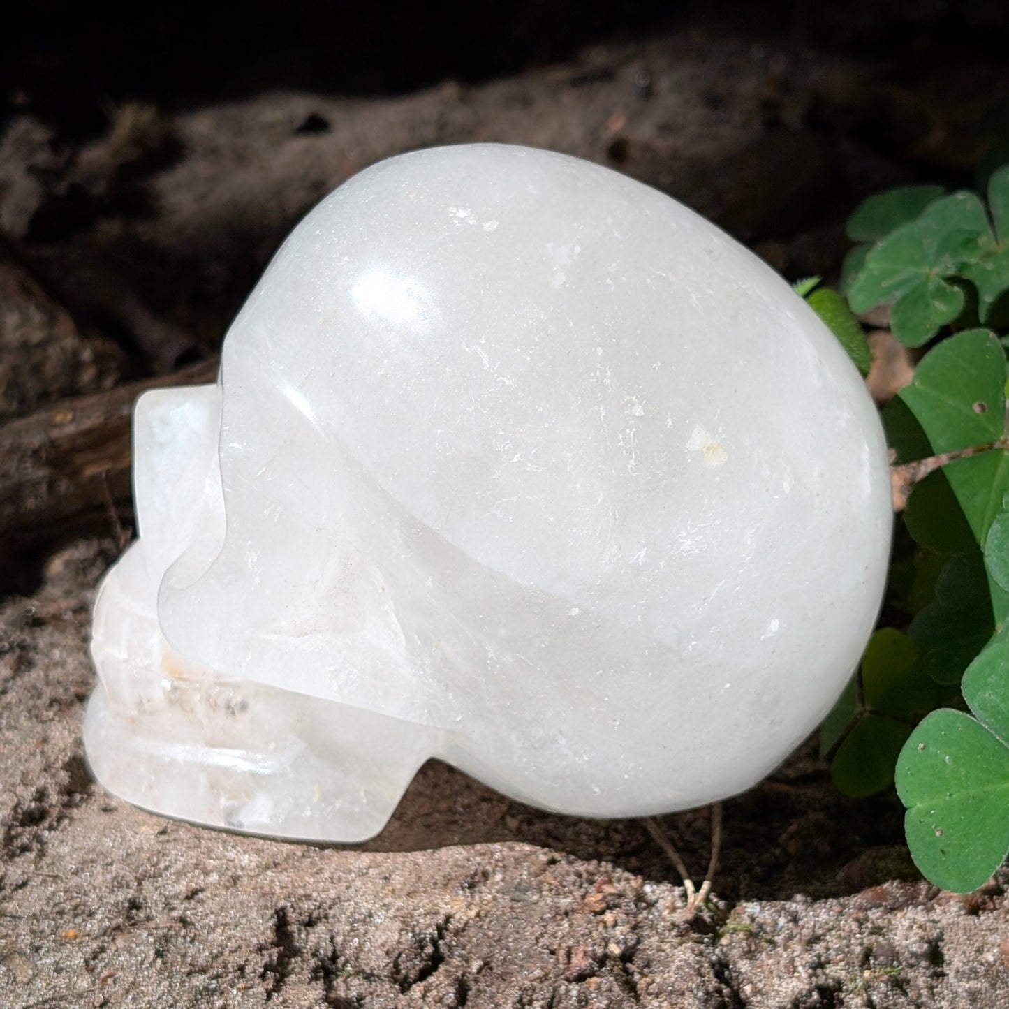 Kristallschädel "Schamane des Lichts" aus Bergkristall oder milchigem Quarz.