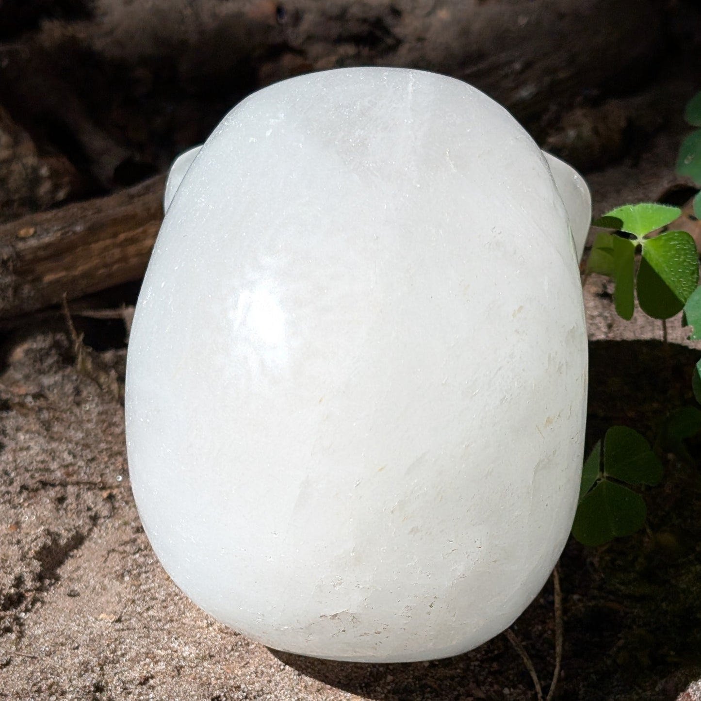 Kristallschädel "Schamane des Lichts" aus Bergkristall oder milchigem Quarz.