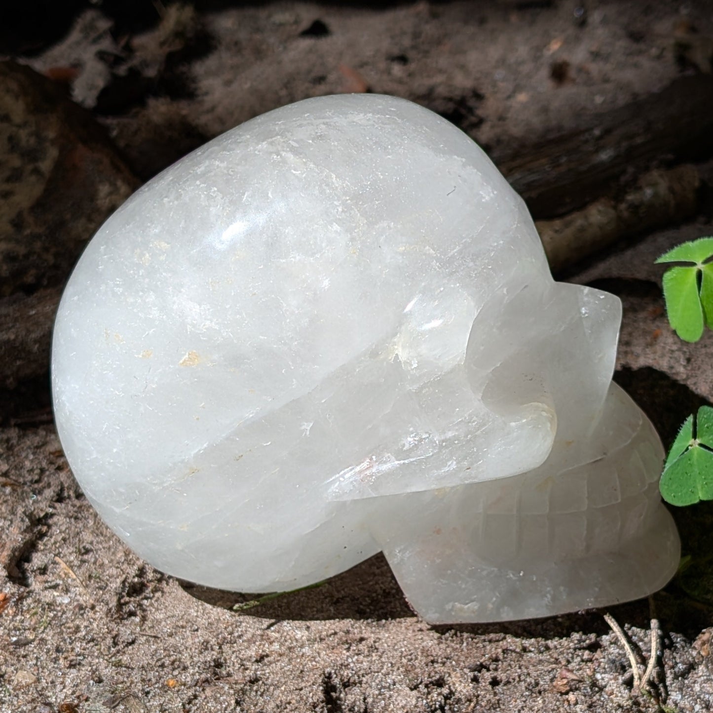 Kristallschädel "Schamane des Lichts" aus Bergkristall oder milchigem Quarz.