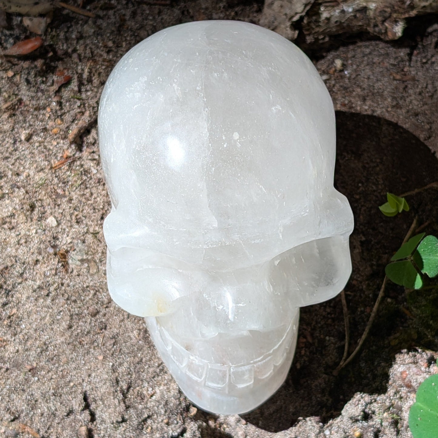 Kristallschädel "Schamane des Lichts" aus Bergkristall oder milchigem Quarz.