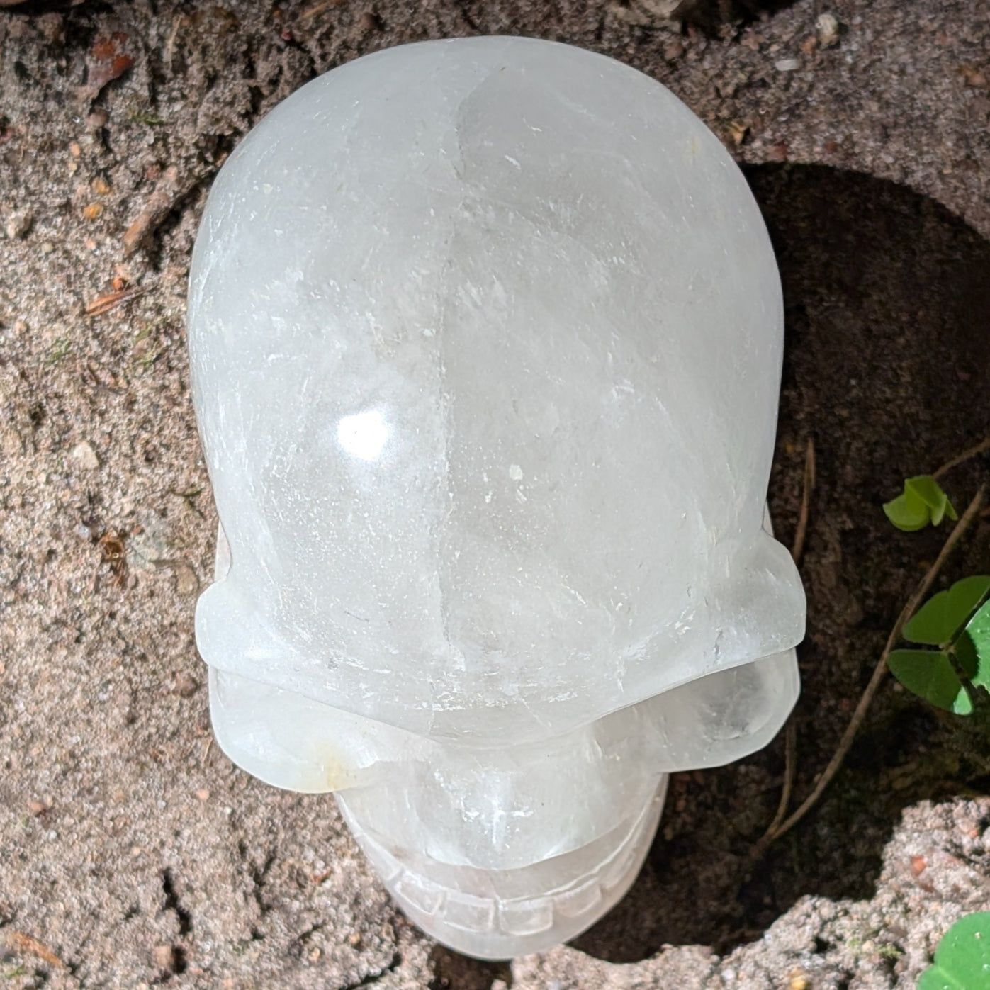 Kristallschädel "Schamane des Lichts" aus Bergkristall oder milchigem Quarz.