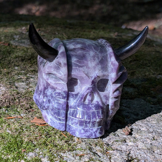 Kristallschädel "Schattenfürst" aus Amethyst mit schwarzen Obsidian-Hörnern.