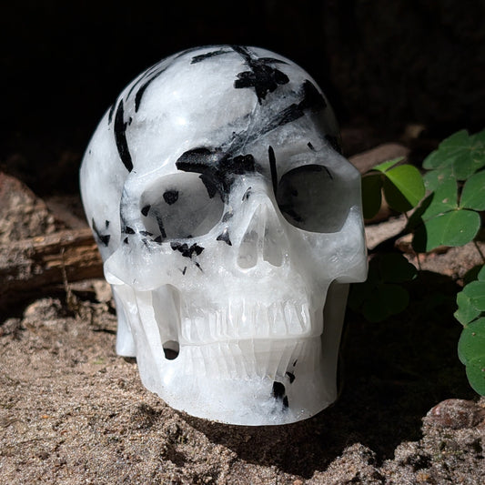 Kristallschädel "Schattenhüter" aus Turmalin-Quarz mit schwarzen Nadel-Einschlüssen.