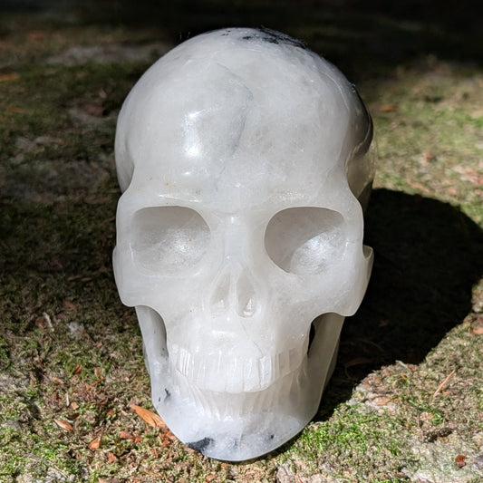 Kristallschädel "Schutzgeist" aus Turmalin-Quarz mit schwarzen Nadel-Einschlüssen.