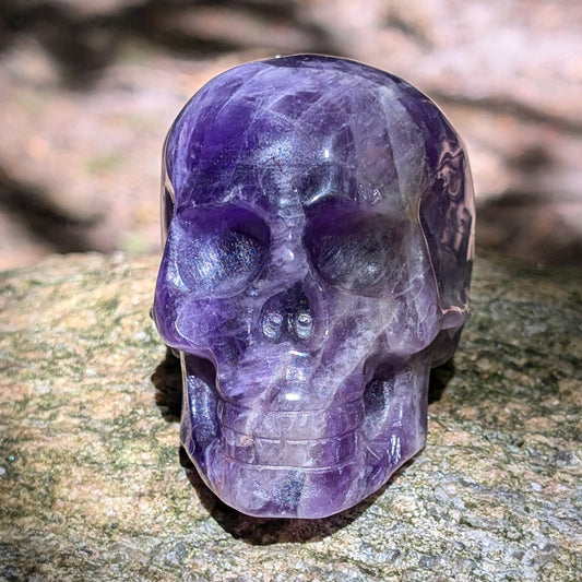 Kristallschädel "Seelenfrieden" aus Amethyst in kräftigem Violett.