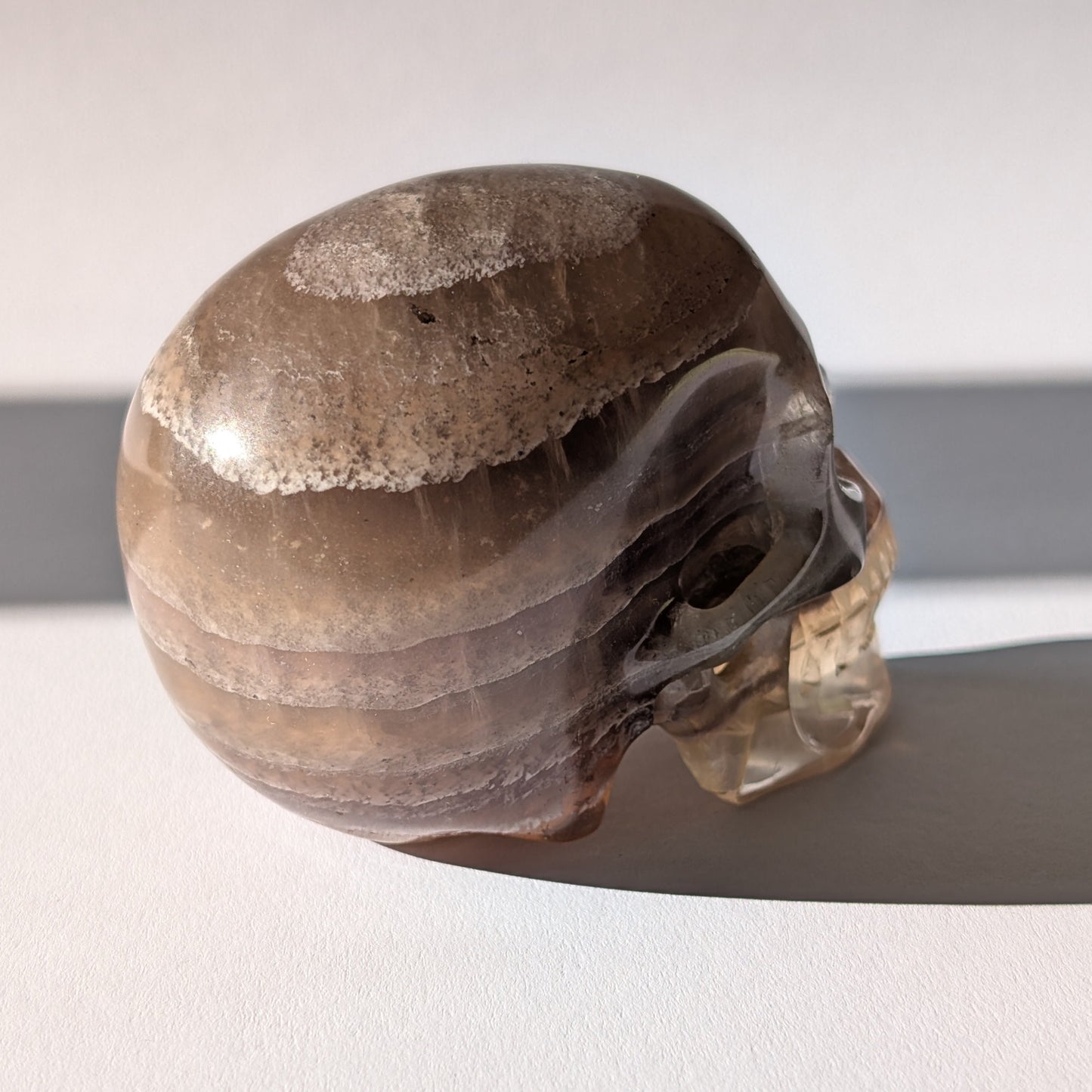 Kristallschädel "Seth" (500g) aus klar gebändertem Fluorit in Gelb, Violett und Klar.