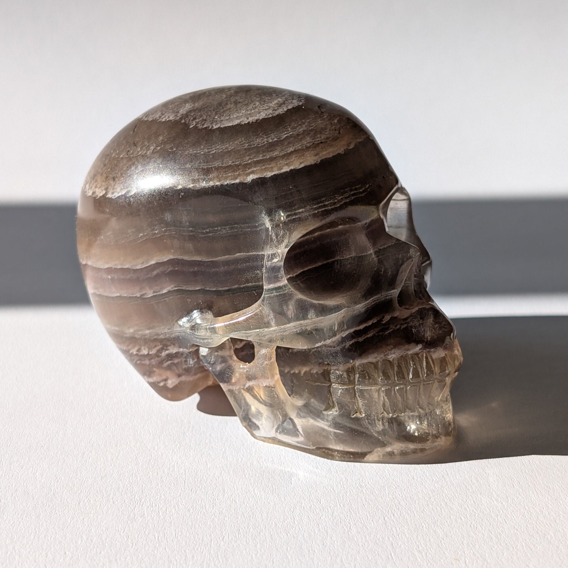 Kristallschädel "Seth" (500g) aus klar gebändertem Fluorit in Gelb, Violett und Klar.