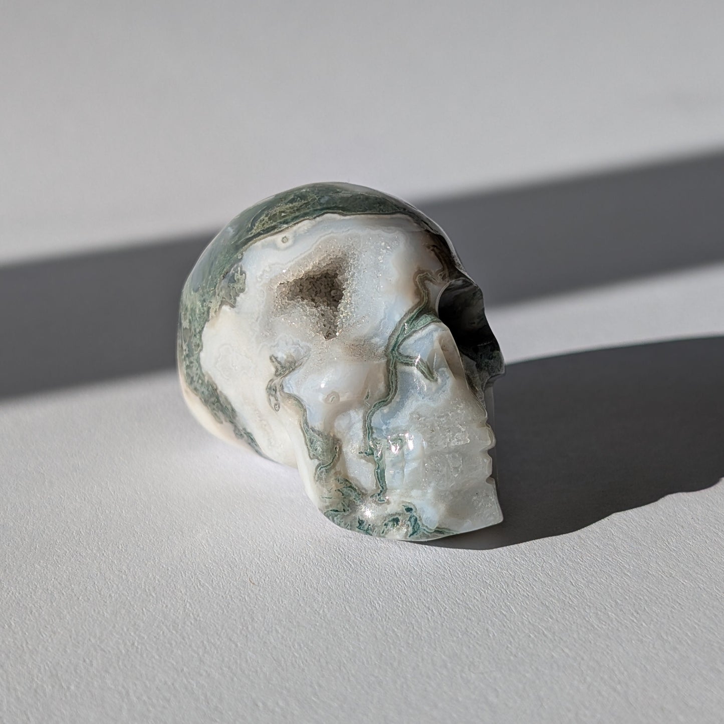 Kristallschädel "Snaedis" (123g) aus Quarz mit dunklen, farnartigen Dendriten (Baumachat).