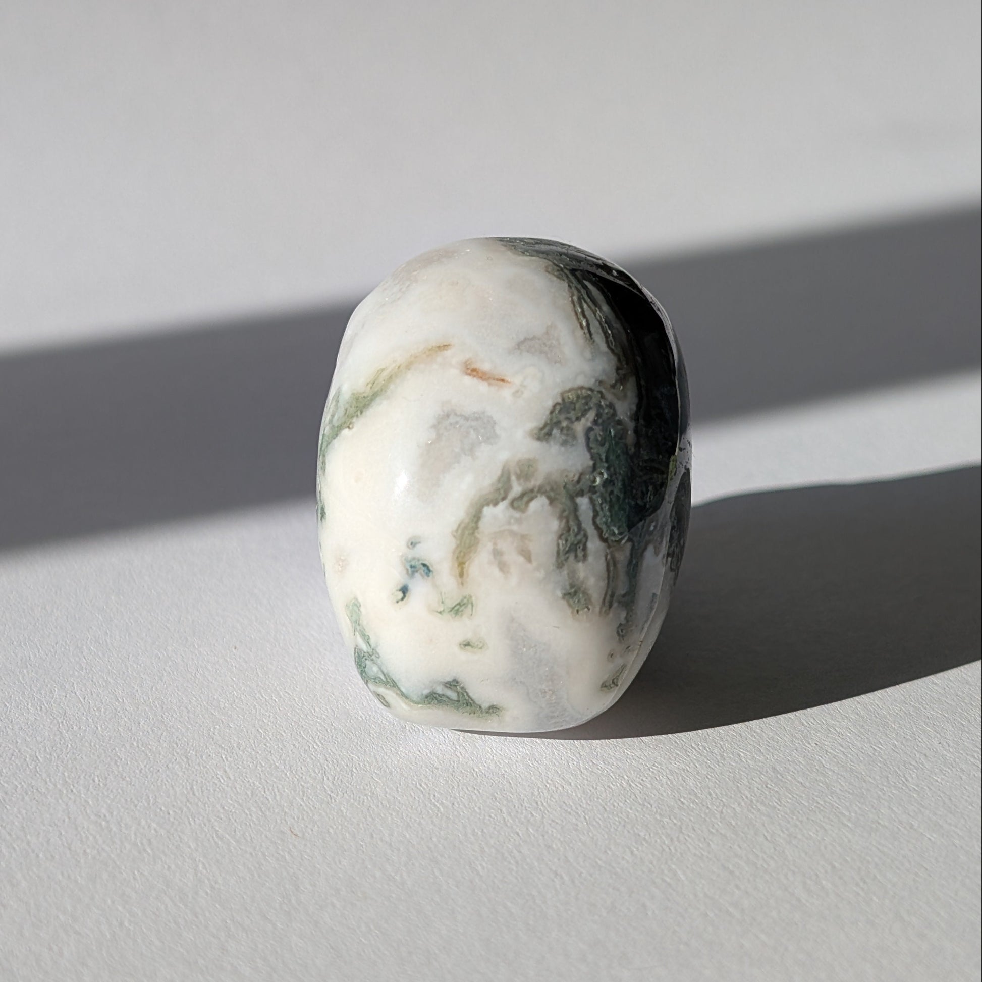 Kristallschädel "Snaedis" (123g) aus Quarz mit dunklen, farnartigen Dendriten (Baumachat).