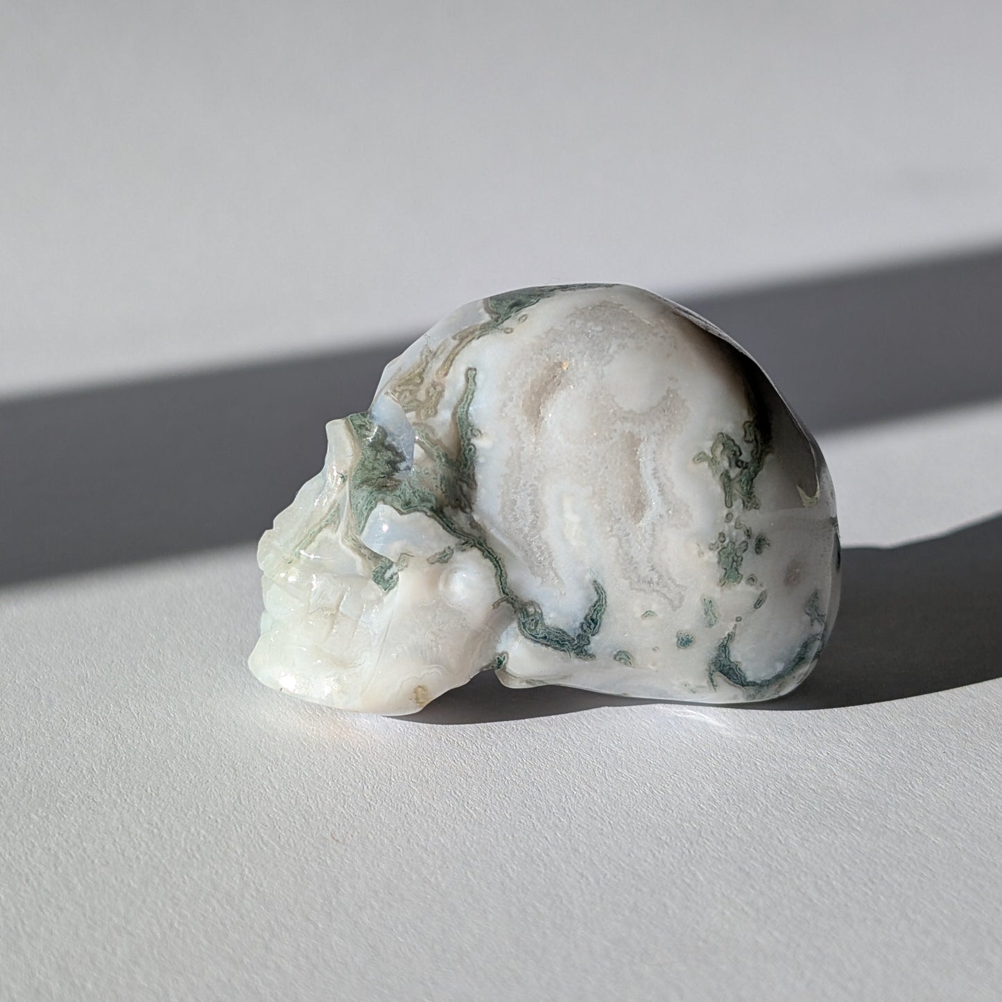 Kristallschädel "Snaedis" (123g) aus Quarz mit dunklen, farnartigen Dendriten (Baumachat).