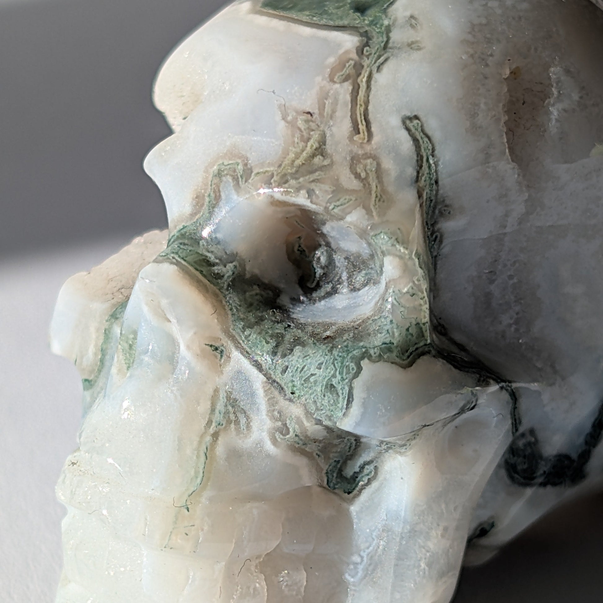 Kristallschädel "Snaedis" (123g) aus Quarz mit dunklen, farnartigen Dendriten (Baumachat).