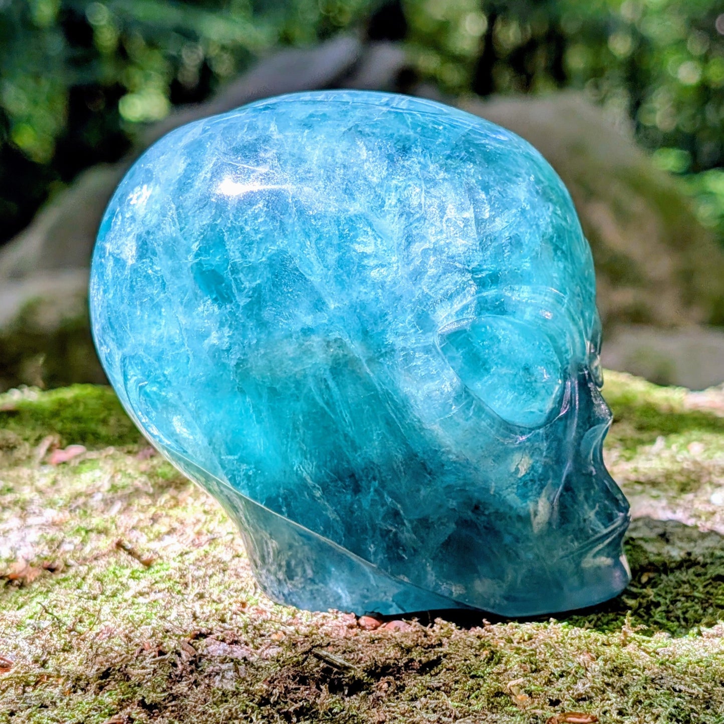 Kristallschädel "Sternenkind" aus blauem Fluorit in der Form eines Alien-Schädels.