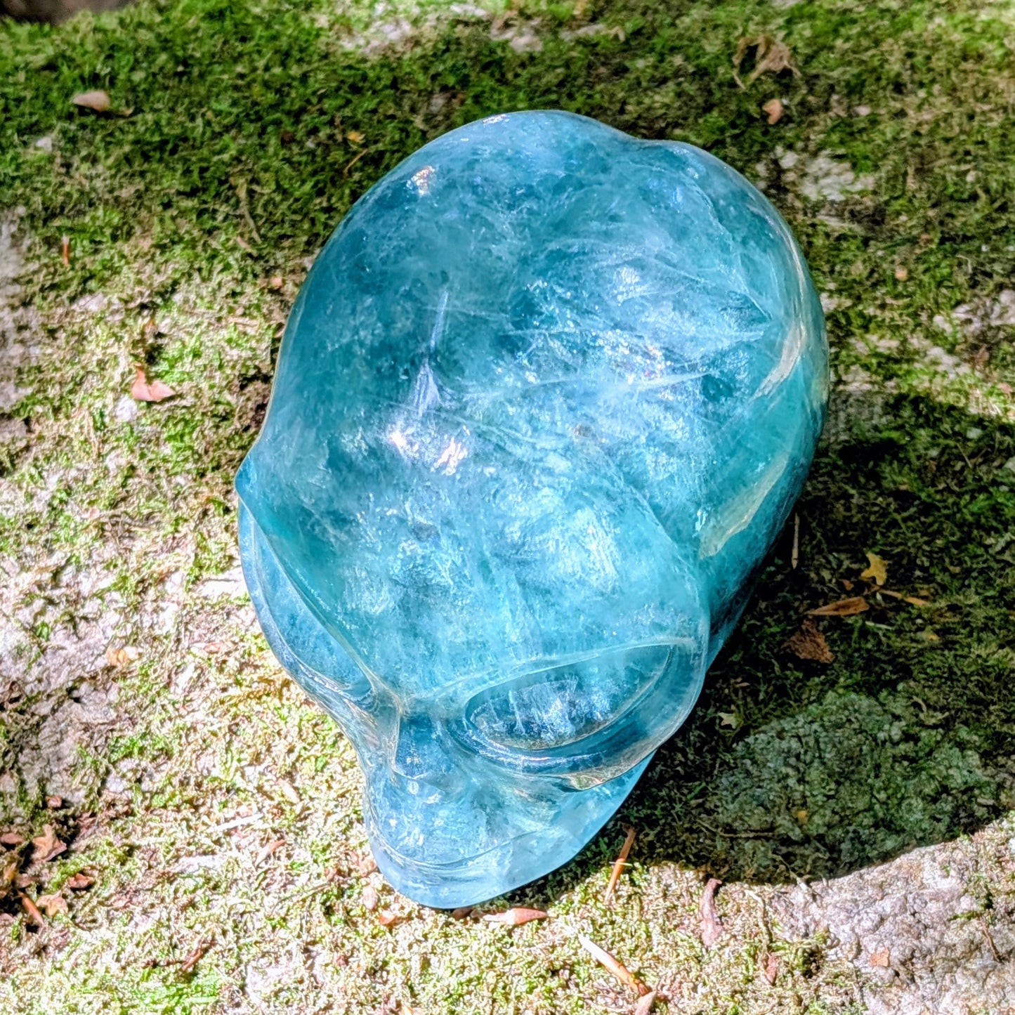 Kristallschädel "Sternenkind" aus blauem Fluorit in der Form eines Alien-Schädels.