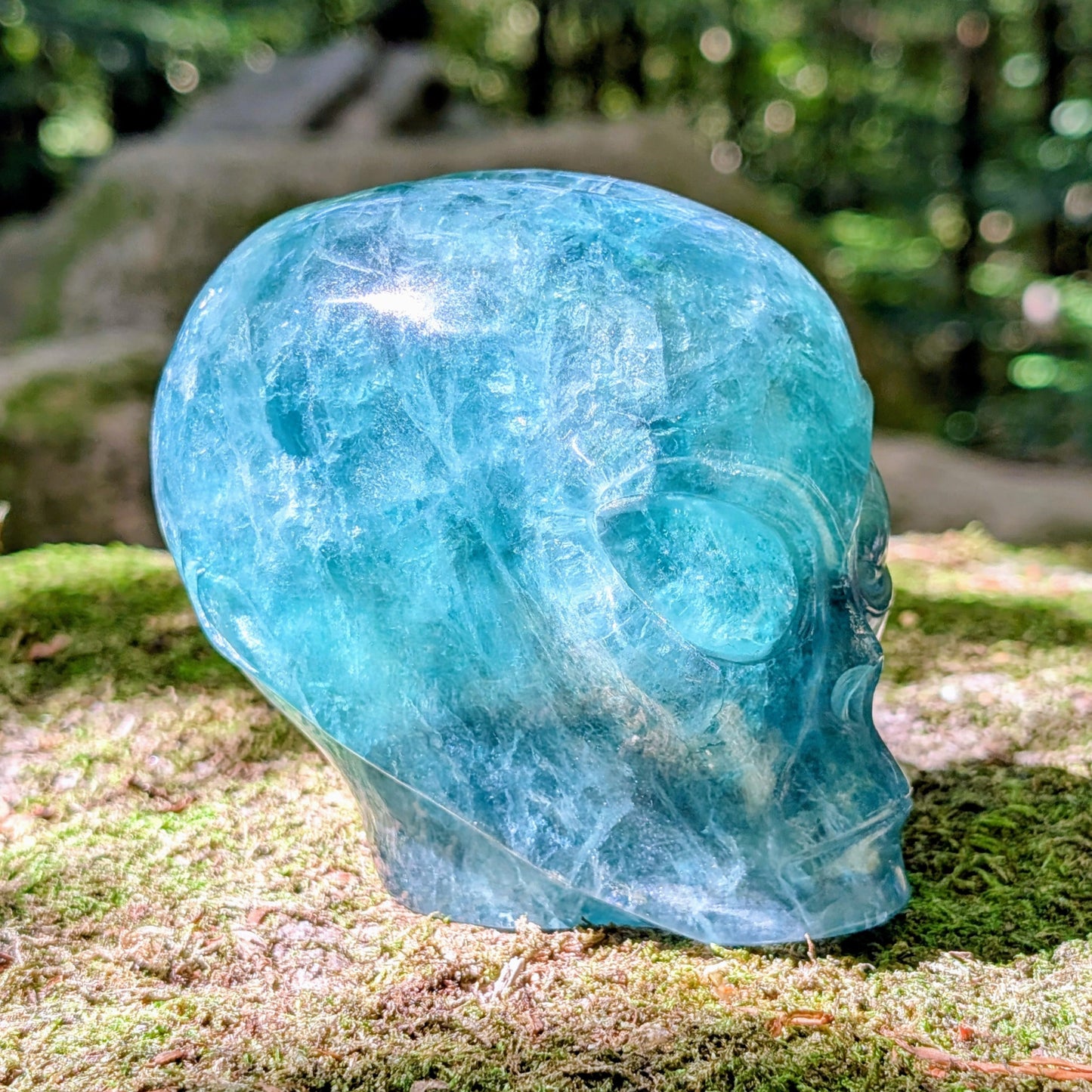 Kristallschädel "Sternenkind" aus blauem Fluorit in der Form eines Alien-Schädels.